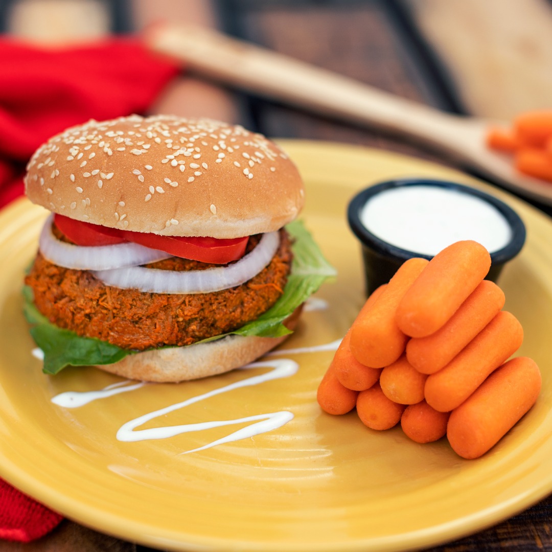 Lifestyle moment of prepare food ready to eat a hamburguer with sausages