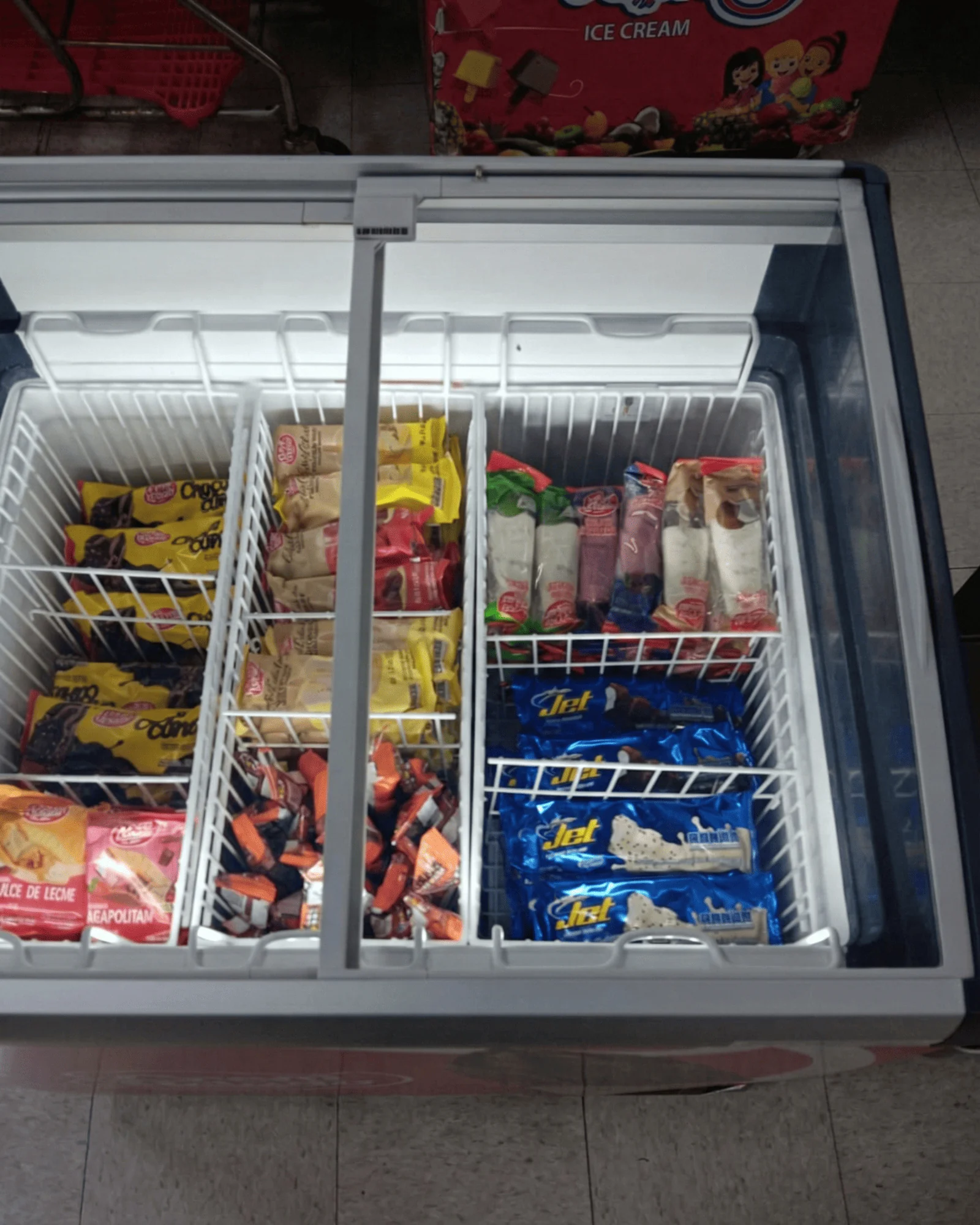 Neveras Crem Helado In a Shop